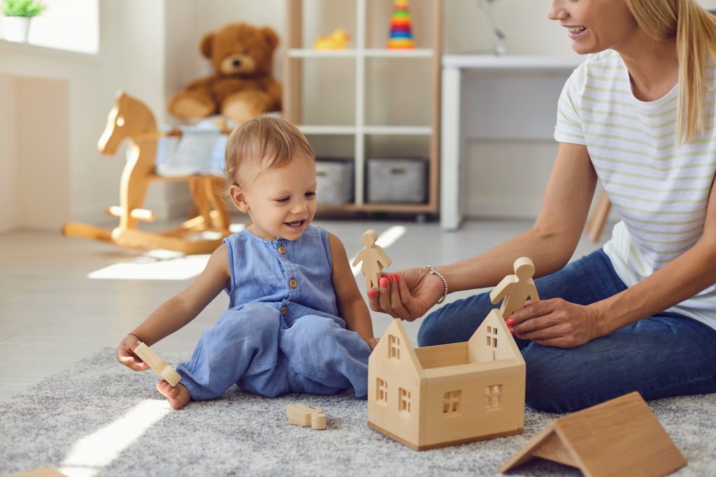 Bébé qui joue avec sa garde d'enfants à domicile